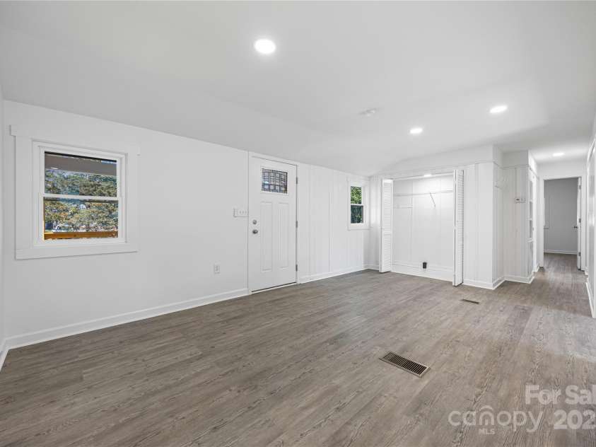 5015 Forestmont Drive, Matthews, NC 28105.  MLS# CAR4288687, YatesRealty ID 2529. 