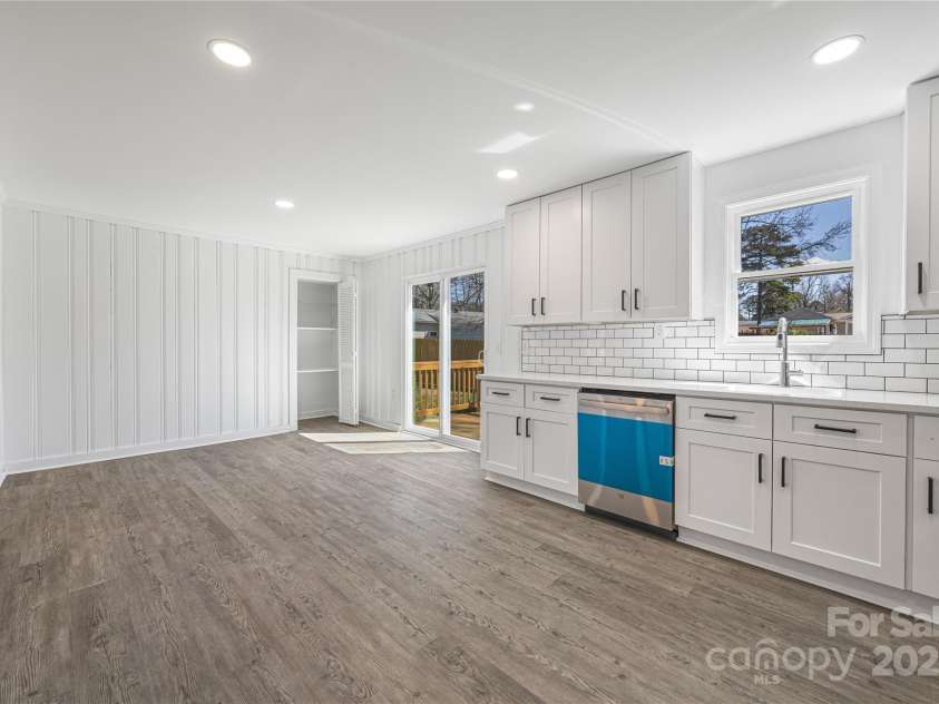 5015 Forestmont Drive, Matthews, NC 28105.  MLS# CAR4288687, YatesRealty ID 2529. 