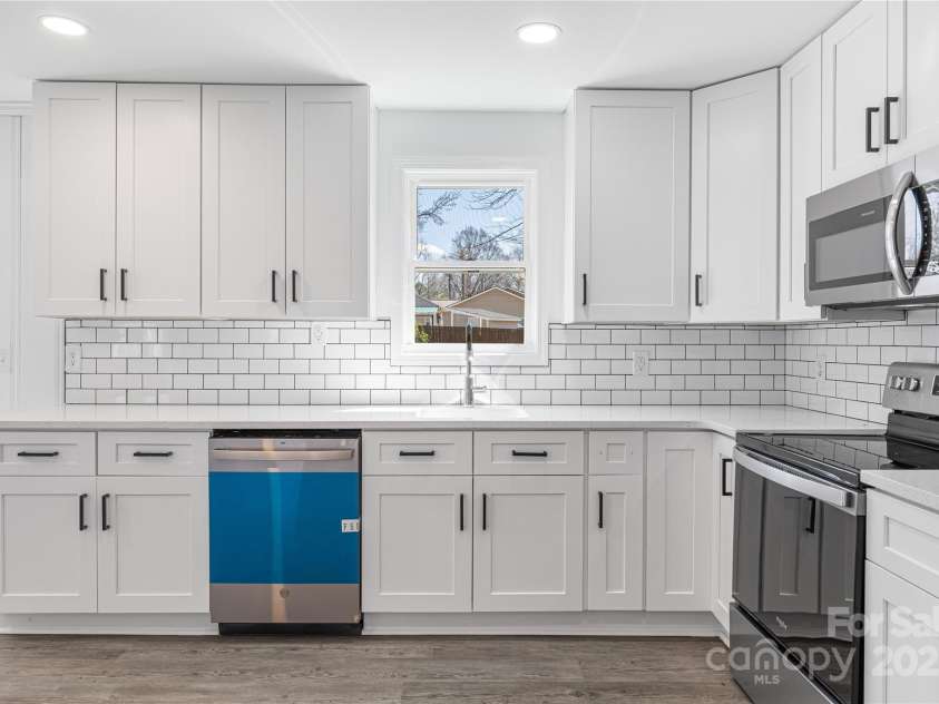 5015 Forestmont Drive, Matthews, NC 28105.  MLS# CAR4288687, YatesRealty ID 2529. 