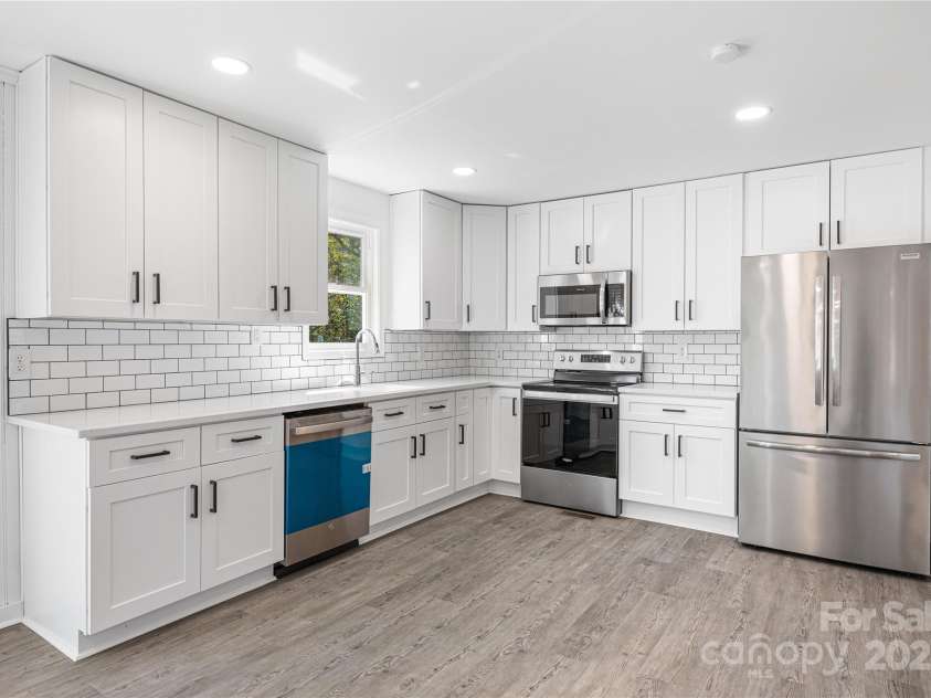 5015 Forestmont Drive, Matthews, NC 28105.  MLS# CAR4288687, YatesRealty ID 2529. 