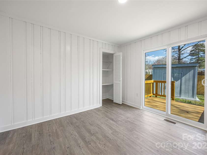 5015 Forestmont Drive, Matthews, NC 28105.  MLS# CAR4288687, YatesRealty ID 2529. 