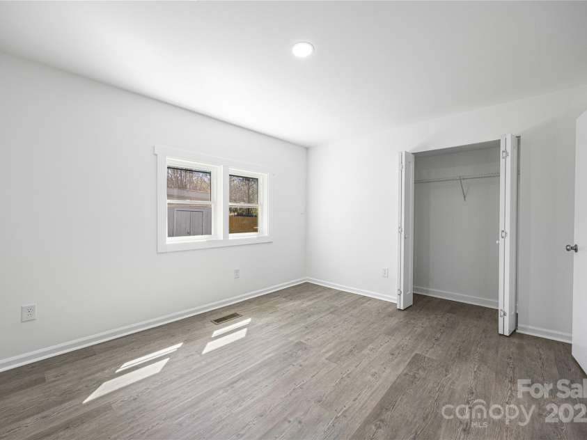 5015 Forestmont Drive, Matthews, NC 28105.  MLS# CAR4288687, YatesRealty ID 2529. 