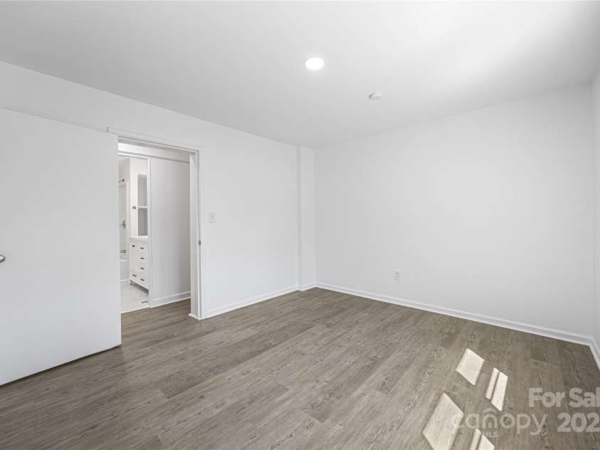 5015 Forestmont Drive, Matthews, NC 28105.  MLS# CAR4288687, YatesRealty ID 2529. 