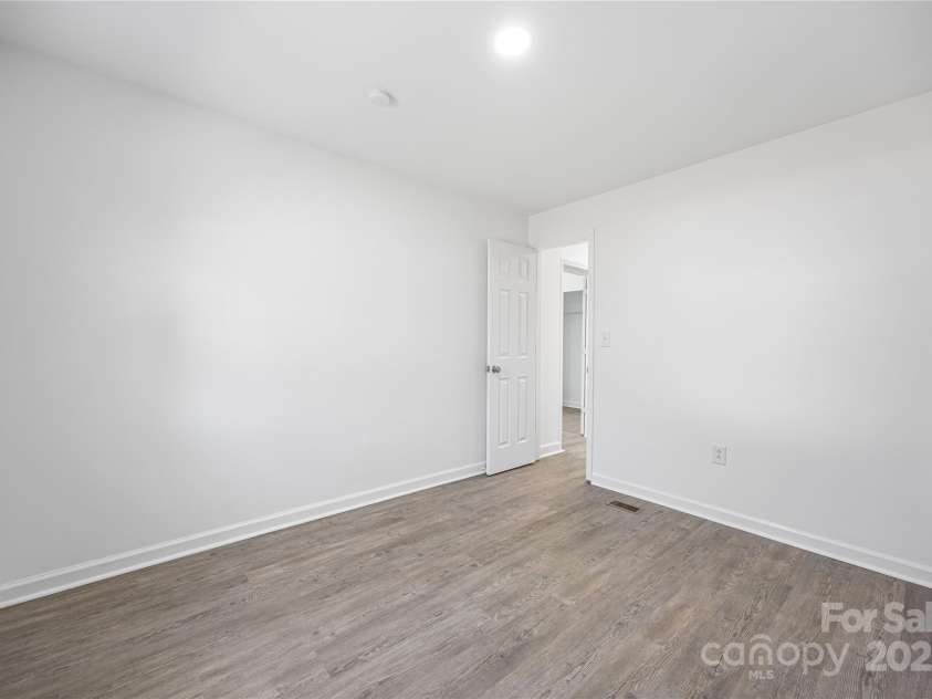 5015 Forestmont Drive, Matthews, NC 28105.  MLS# CAR4288687, YatesRealty ID 2529. 