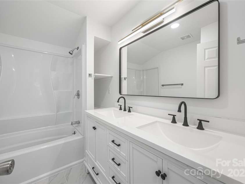 5015 Forestmont Drive, Matthews, NC 28105.  MLS# CAR4288687, YatesRealty ID 2529. 