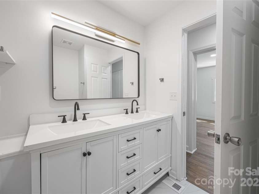 5015 Forestmont Drive, Matthews, NC 28105.  MLS# CAR4288687, YatesRealty ID 2529. 