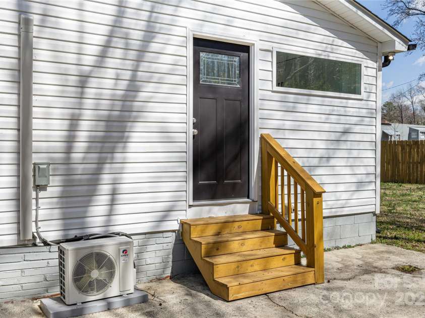 5015 Forestmont Drive, Matthews, NC 28105.  MLS# CAR4288687, YatesRealty ID 2529. 