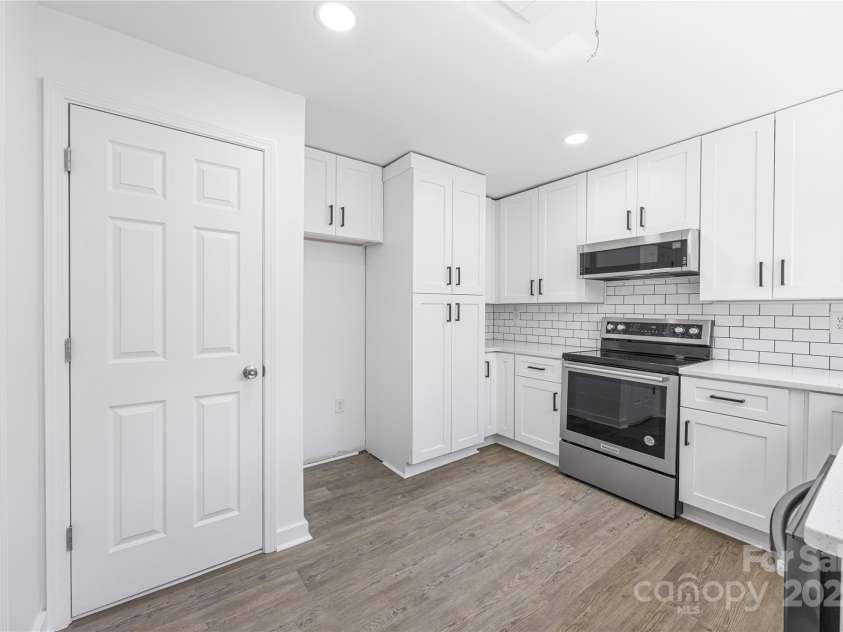 5015 Forestmont Drive, Matthews, NC 28105.  MLS# CAR4288687, YatesRealty ID 2529. 