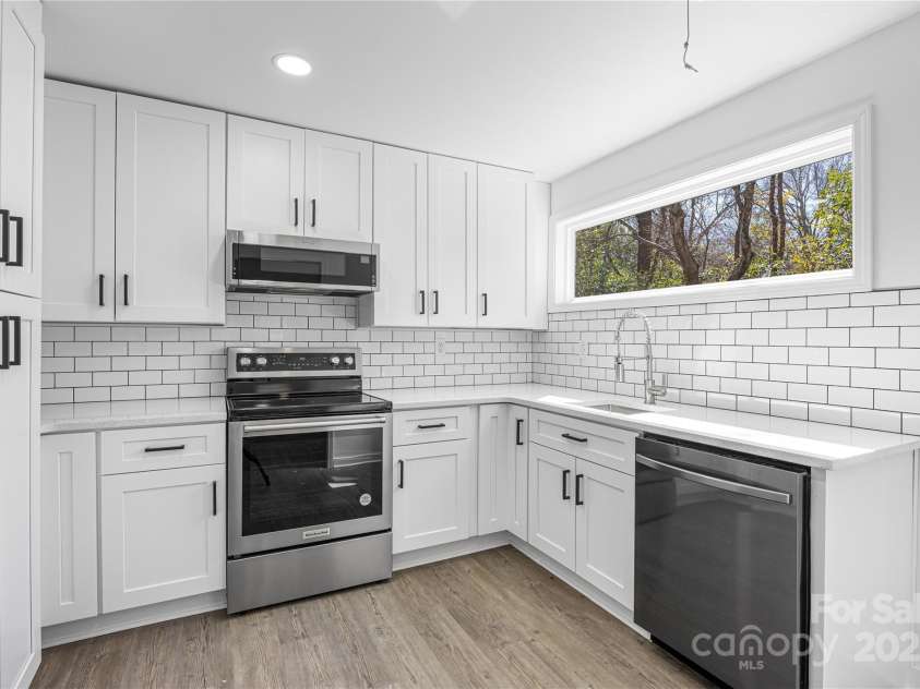 5015 Forestmont Drive, Matthews, NC 28105.  MLS# CAR4288687, YatesRealty ID 2529. 