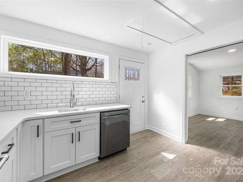 5015 Forestmont Drive, Matthews, NC 28105.  MLS# CAR4288687, YatesRealty ID 2529. 