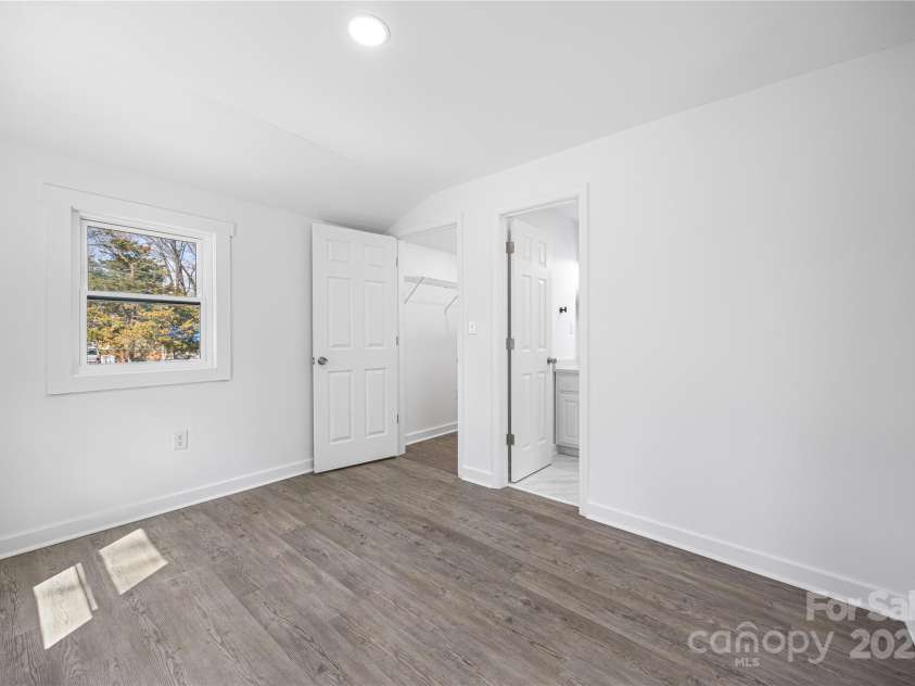 5015 Forestmont Drive, Matthews, NC 28105.  MLS# CAR4288687, YatesRealty ID 2529. 