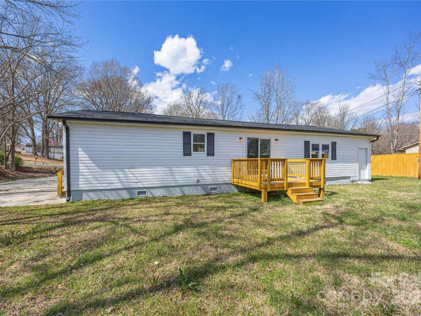 5015 Forestmont Drive, Matthews, NC 28105.  MLS# CAR4288687, YatesRealty ID 2529. 