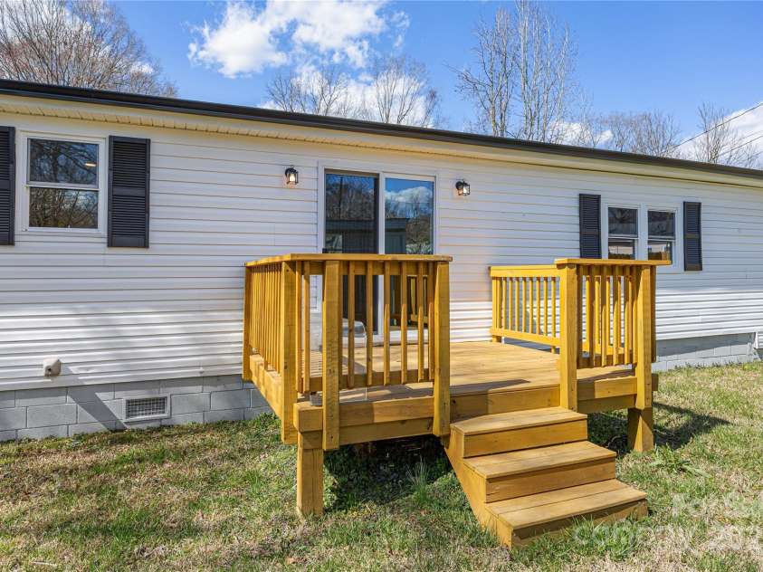 5015 Forestmont Drive, Matthews, NC 28105.  MLS# CAR4288687, YatesRealty ID 2529. 