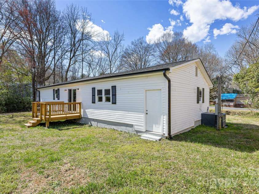 5015 Forestmont Drive, Matthews, NC 28105.  MLS# CAR4288687, YatesRealty ID 2529. 