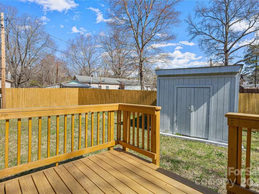 5015 Forestmont Drive, Matthews, NC 28105.  MLS# CAR4288687, YatesRealty ID 2529. 