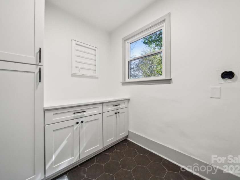 1749 Archdale Drive, Charlotte, NC 28210.  MLS# CAR4279467, YatesRealty ID 25290. 