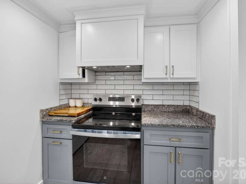 2076 Connelly Springs Road, Lenoir, NC 28645.  MLS# CAR4380178, YatesRealty ID 25293. Electric range