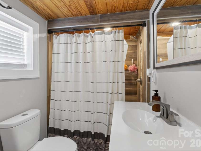 2076 Connelly Springs Road, Lenoir, NC 28645.  MLS# CAR4380178, YatesRealty ID 25293. Full bathroom 