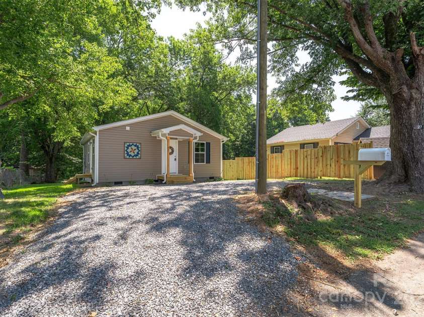 27 Forest Park Road, Marion, NC 28752.  MLS# CAR4279933, YatesRealty ID 25293. 