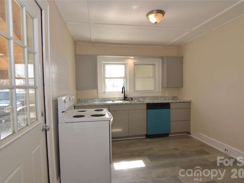 500 Gann Street, Lowell, NC 28098.  MLS# CAR4354875, YatesRealty ID 25294. Kitchen