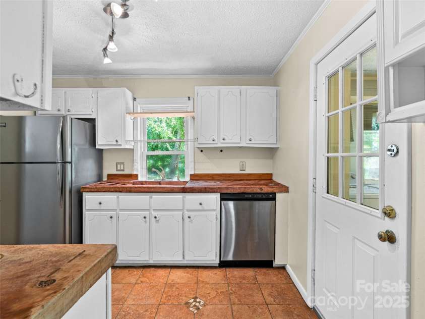 83 5th Avenue, Asheville, NC 28806.  MLS# CAR4275954, YatesRealty ID 25294. 