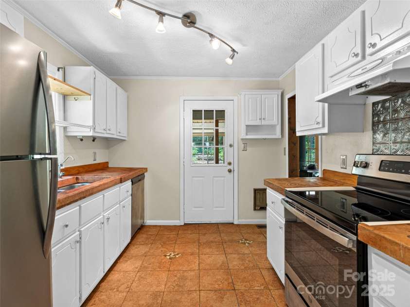 83 5th Avenue, Asheville, NC 28806.  MLS# CAR4275954, YatesRealty ID 25294. 