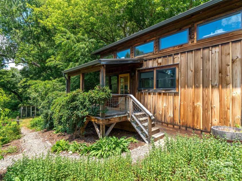 83 5th Avenue, Asheville, NC 28806.  MLS# CAR4275954, YatesRealty ID 25294. Tiny cottage 