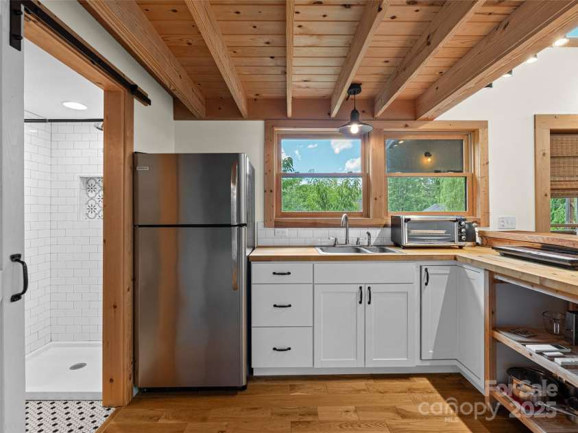 83 5th Avenue, Asheville, NC 28806.  MLS# CAR4275954, YatesRealty ID 25294. Tiny cottage has fully equipped kitchenette