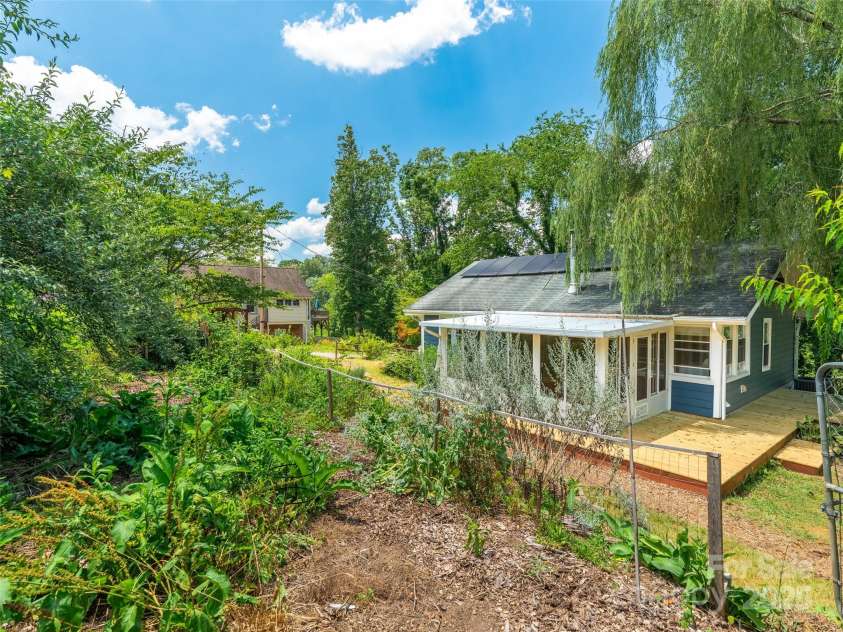 83 5th Avenue, Asheville, NC 28806.  MLS# CAR4285593, YatesRealty ID 25294. 