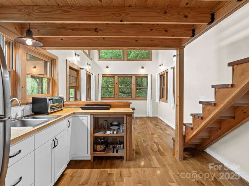83 5th Avenue, Asheville, NC 28806.  MLS# CAR4285593, YatesRealty ID 25294. 