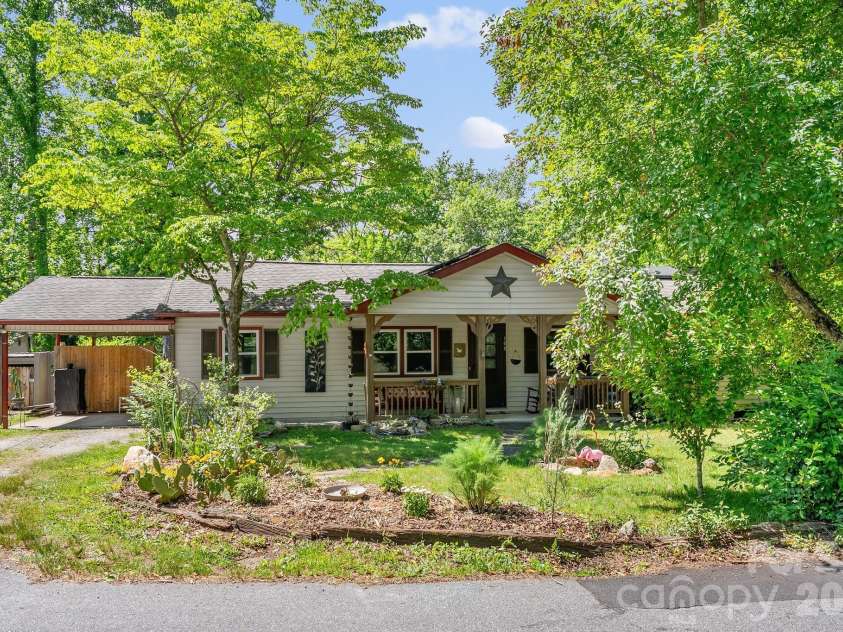 105 7th Street, Black Mountain, NC 28711.  MLS# CAR4379359, YatesRealty ID 25296. 