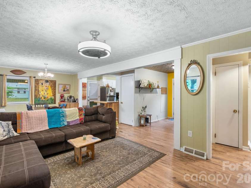 105 7th Street, Black Mountain, NC 28711.  MLS# CAR4379359, YatesRealty ID 25296. 