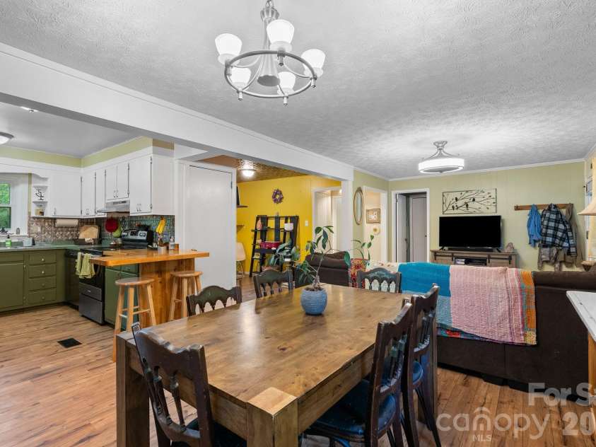105 7th Street, Black Mountain, NC 28711.  MLS# CAR4379359, YatesRealty ID 25296. 