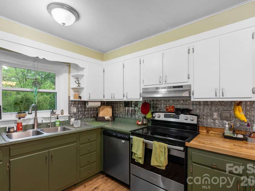 105 7th Street, Black Mountain, NC 28711.  MLS# CAR4379359, YatesRealty ID 25296. 