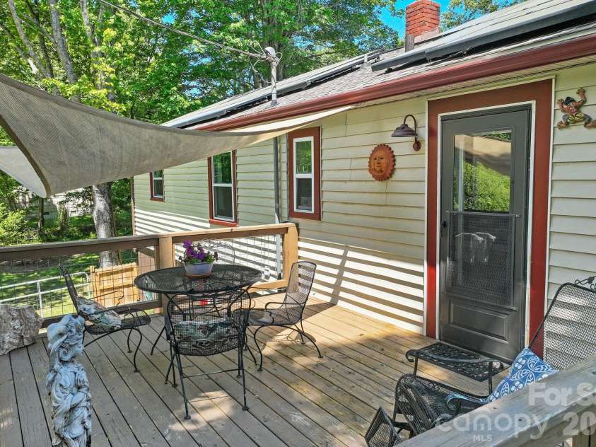 105 7th Street, Black Mountain, NC 28711.  MLS# CAR4379359, YatesRealty ID 25296. 