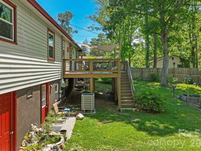 105 7th Street, Black Mountain, NC 28711.  MLS# CAR4379359, YatesRealty ID 25296. 