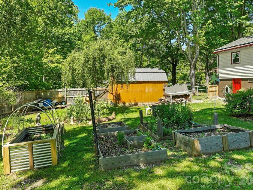 105 7th Street, Black Mountain, NC 28711.  MLS# CAR4379359, YatesRealty ID 25296. 
