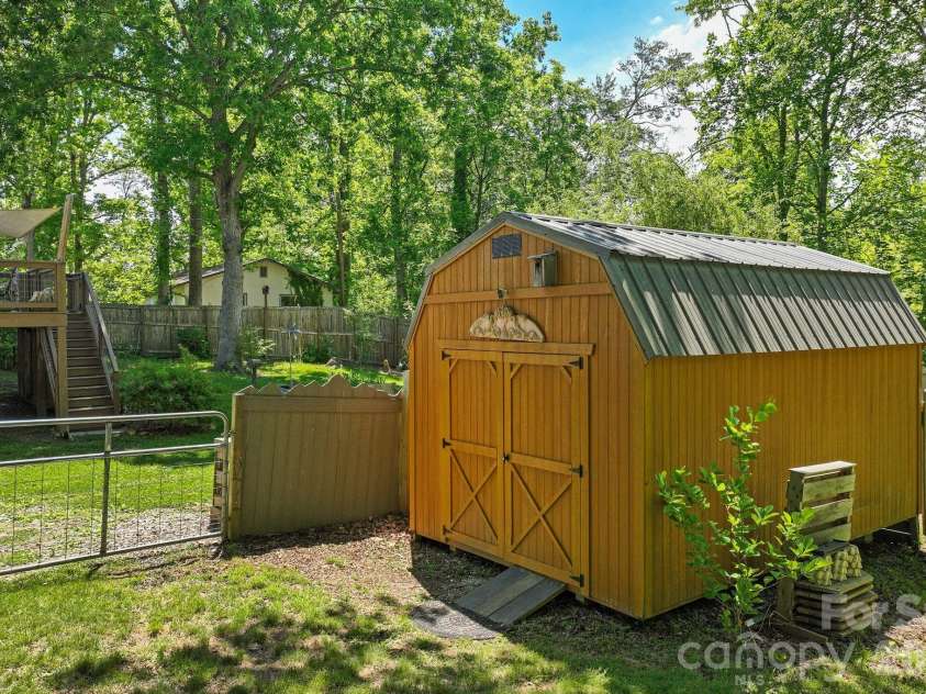 105 7th Street, Black Mountain, NC 28711.  MLS# CAR4379359, YatesRealty ID 25296. 