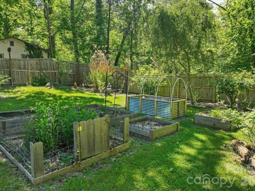105 7th Street, Black Mountain, NC 28711.  MLS# CAR4379359, YatesRealty ID 25296. 