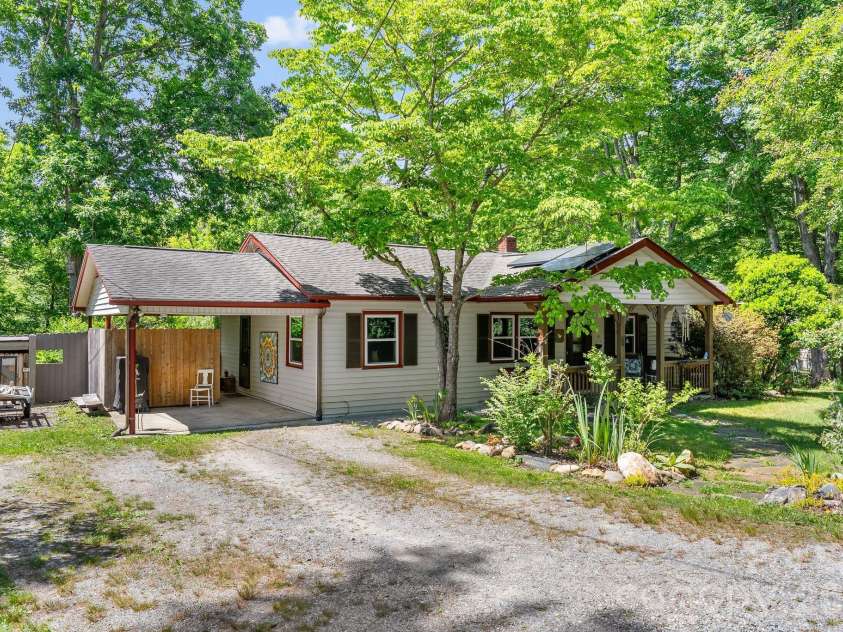 105 7th Street, Black Mountain, NC 28711.  MLS# CAR4379359, YatesRealty ID 25296. 