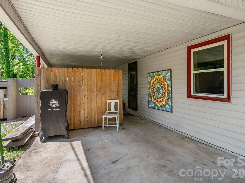 105 7th Street, Black Mountain, NC 28711.  MLS# CAR4379359, YatesRealty ID 25296. 