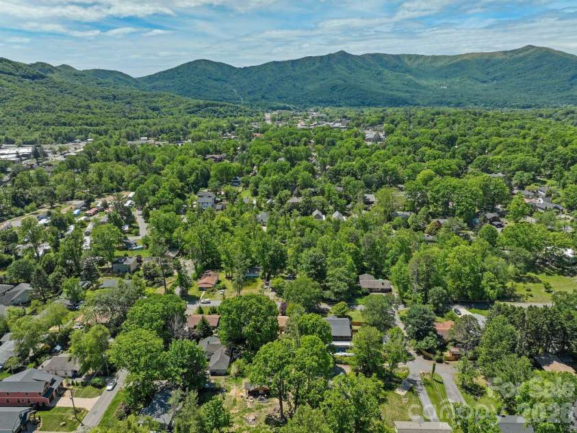 105 7th Street, Black Mountain, NC 28711.  MLS# CAR4379359, YatesRealty ID 25296. 