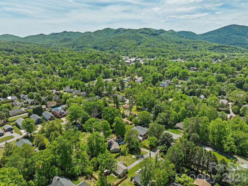 105 7th Street, Black Mountain, NC 28711.  MLS# CAR4379359, YatesRealty ID 25296. 