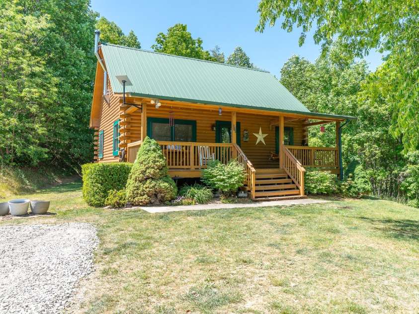 451 Rustic Ridge Drive, Canton, NC 28716.  MLS# CAR4384087, YatesRealty ID 25297. 