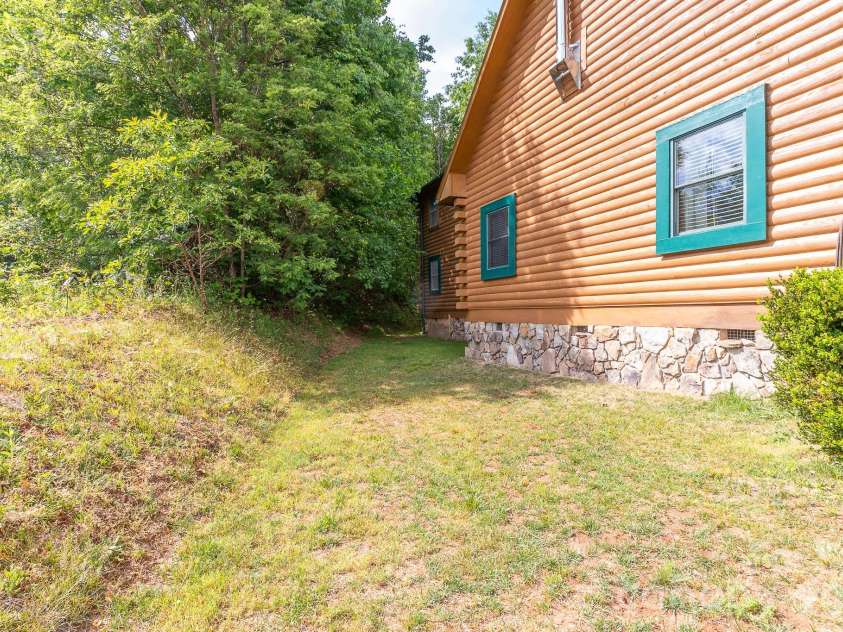 451 Rustic Ridge Drive, Canton, NC 28716.  MLS# CAR4384087, YatesRealty ID 25297. 