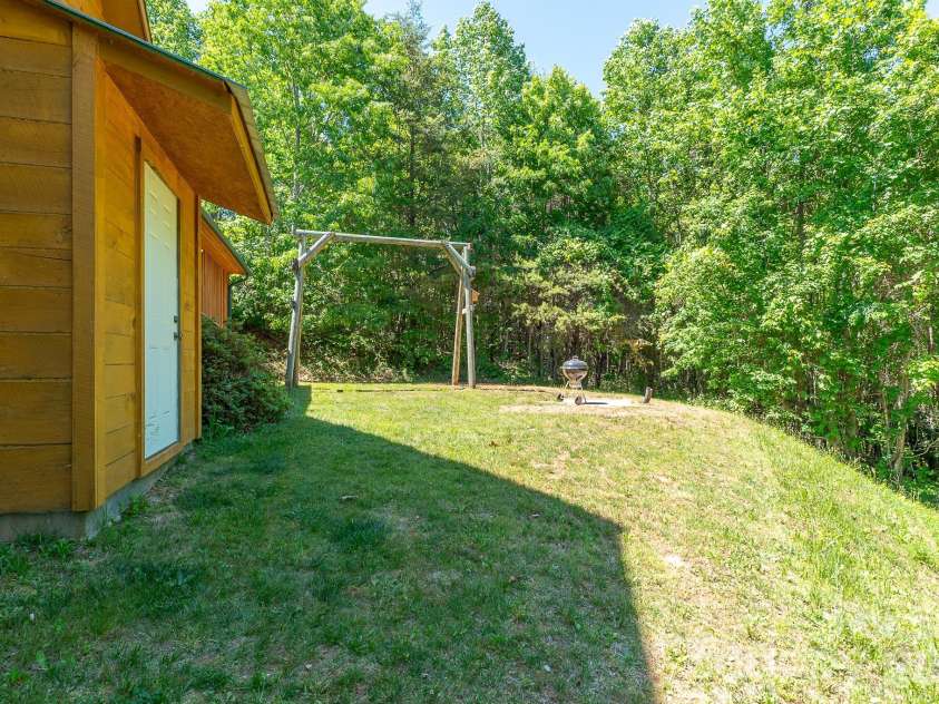 451 Rustic Ridge Drive, Canton, NC 28716.  MLS# CAR4384087, YatesRealty ID 25297. 