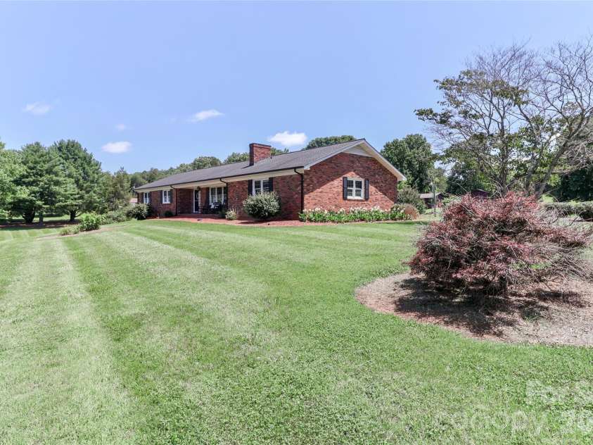 116 Deer Trail Road, Statesville, NC 28677.  MLS# CAR4272587, YatesRealty ID 25298. 