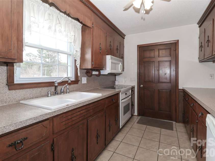 116 Deer Trail Road, Statesville, NC 28677.  MLS# CAR4272587, YatesRealty ID 25298. 