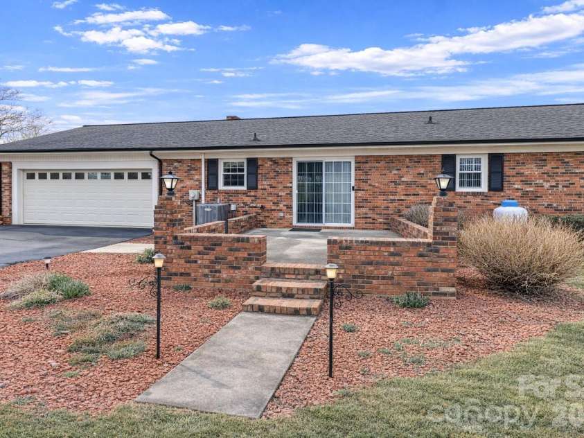 116 Deer Trail Road, Statesville, NC 28677.  MLS# CAR4272587, YatesRealty ID 25298. 