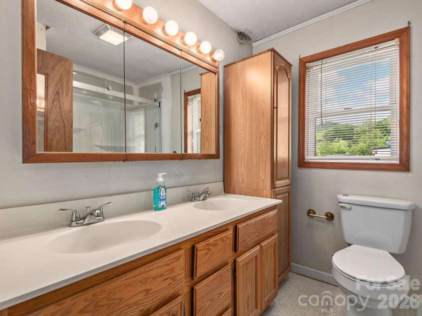 379 Fork Road, Barnardsville, NC 28709.  MLS# CAR4378726, YatesRealty ID 25301. Spacious Full Bathroom